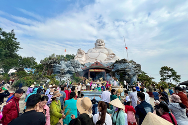 An Giang đón hàng chục nghìn du khách đến xông đất