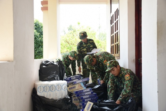 Bộ đội Biên phòng kiểm đếm số lượng hàng nhập lậu bị thu giữ.
