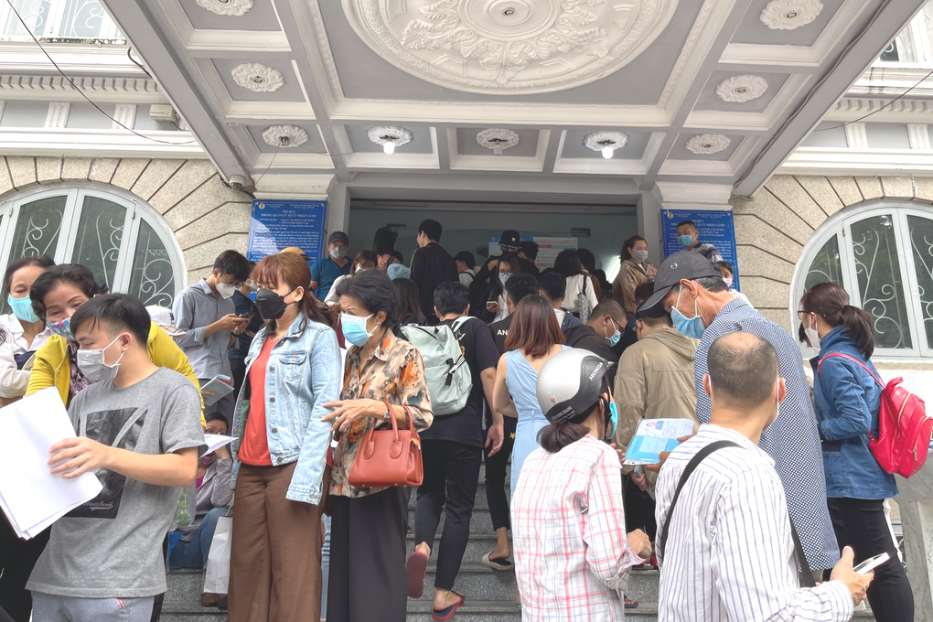 Công an TPHCM thông tin tình trạng người dân chen chúc làm hộ chiếu mẫu mới - 1 Công an TPHCM thông tin tình trạng người dân chen chúc làm hộ chiếu mẫu mới - 1