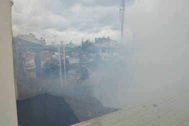 Gần chục cảnh sát leo mái nhà khống chế vụ cháy giữa khu dân cư