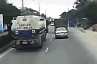 Lách khe hẹp để vượt "như phim", xe con lĩnh hậu quả và bài học cho các tài xế