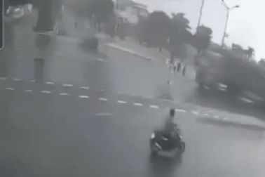 Khoảnh khắc xe đầu kéo lật ngang làm một thiếu niên tử vong