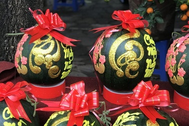 Vỡ mộng làm giàu ngày Tết: Dân buôn thời vụ lỗ nặng, "méo mặt" với hàng tồn