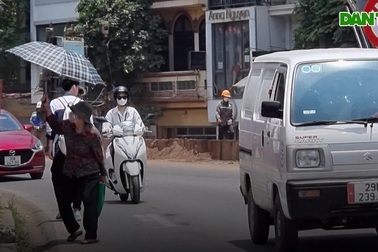 Khách Tây trải nghiệm trạm xe buýt "nguy hiểm" nhất Hà Nội