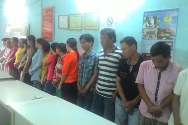 Cảnh sát chèo ghe, đánh úp sòng bạc ven sông