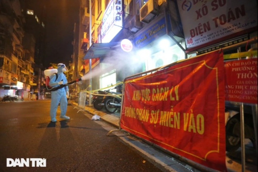 Hà Nội: Phong tỏa nhiều khu vực, cách ly tập trung người về từ vùng dịch - 1 Hà Nội: Phong tỏa nhiều khu vực, cách ly tập trung người về từ vùng dịch - 1