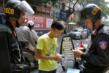 Người Hà Nội ngạc nhiên khi Cảnh sát cơ động tuần tra ban ngày