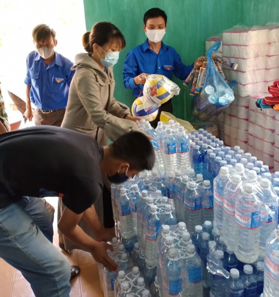 Người dân chung tay góp gạo, rau củ, quả… giúp bà con đang cách ly - 10 Người dân chung tay góp gạo, rau củ, quả… giúp bà con đang cách ly - 10