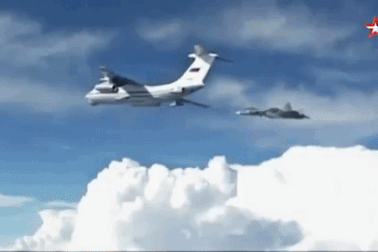 Video máy bay chiến đấu tàng hình Nga tiếp nhiên liệu trên không