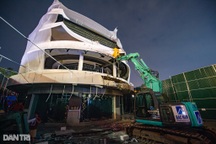 Nhiều máy cẩu tập kết trong đêm để chuẩn bị phá dỡ toà "Hàm cá mập"