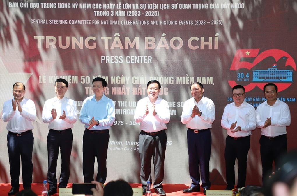 Lễ kỷ niệm 50 năm thống nhất đất nước thu hút sự quan tâm đặc biệt - 1