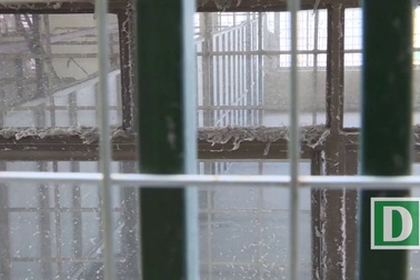 Khu dân cư quanh năm đóng kín cửa vì bụi nhà máy dệt