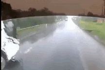 Nguyên nhân khiến xe khách lật ngang, nhiều người bị thương