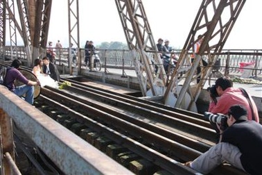 Xử lý việc chụp ảnh cưới trên đường tàu cầu Long Biên