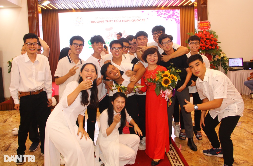 Xúc động hình ảnh học trò ôm chặt cha mẹ, thầy cô trong lễ trưởng thành - 11 Xúc động hình ảnh học trò ôm chặt cha mẹ, thầy cô trong lễ trưởng thành - 11