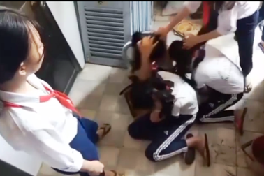 3 nữ sinh lớp 7 bị hai “đàn chị” lớp 9 đánh liên tiếp vào đầu