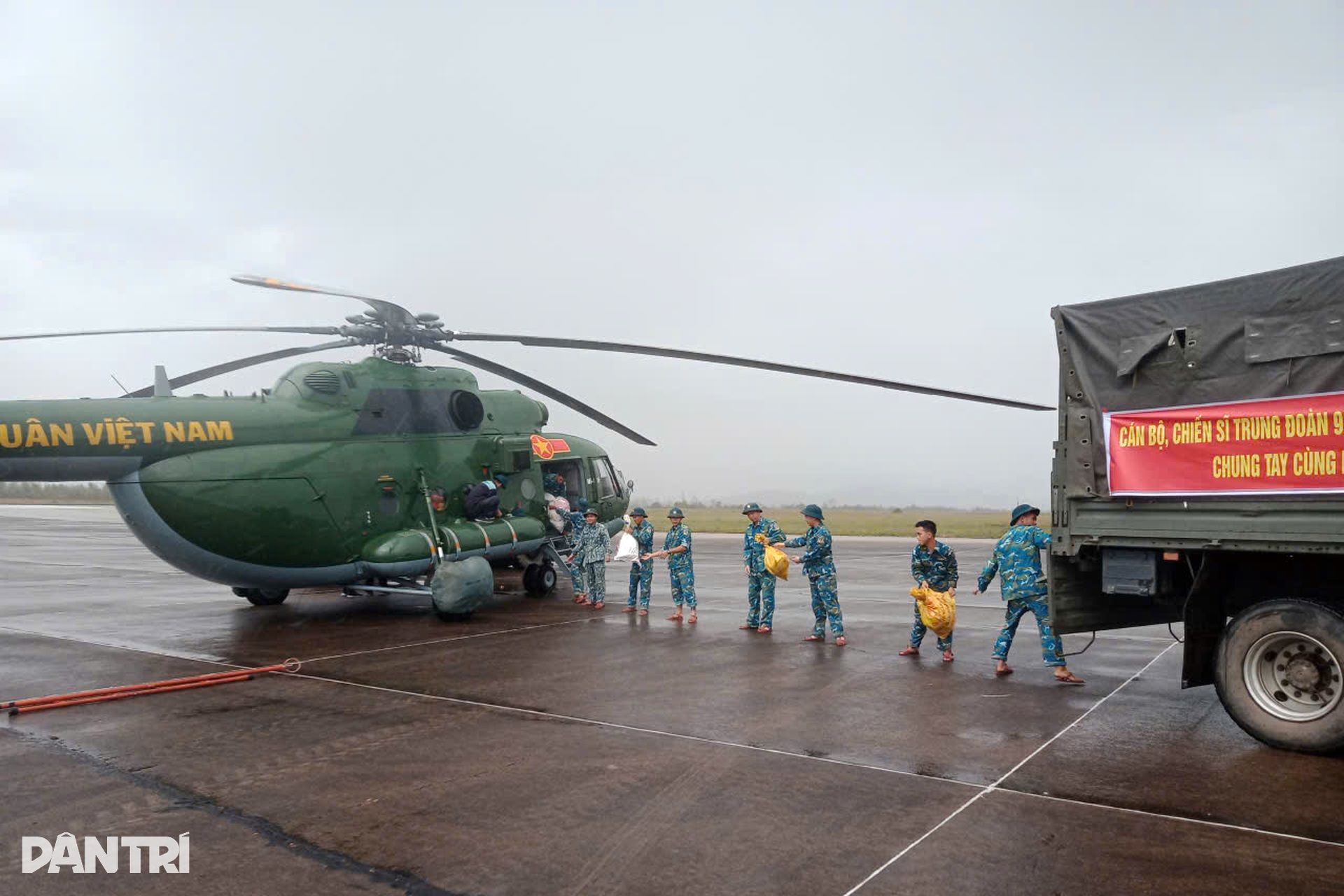 Trực thăng cất cánh liên tục, đưa hàng cứu trợ đến tay người dân miền Trung - 5 Trực thăng cất cánh liên tục, đưa hàng cứu trợ đến tay người dân miền Trung - 5