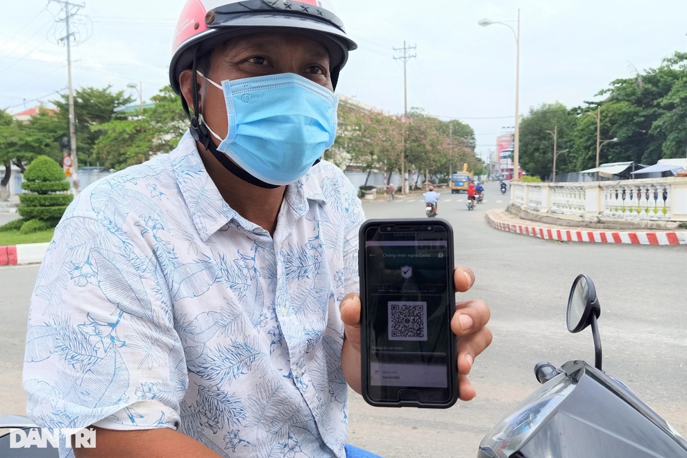 Chưa tiêm đủ 2 liều vaccine, nhiều người phải quay đầu khi vào vùng đỏ - 4