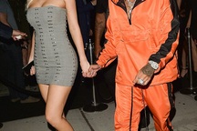 Kylie Jenner tình tứ bên bạn trai gốc Việt