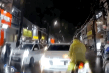 Lấn làn ngược chiều, ô tô bị người đi xe máy ép di chuyển về đúng đường