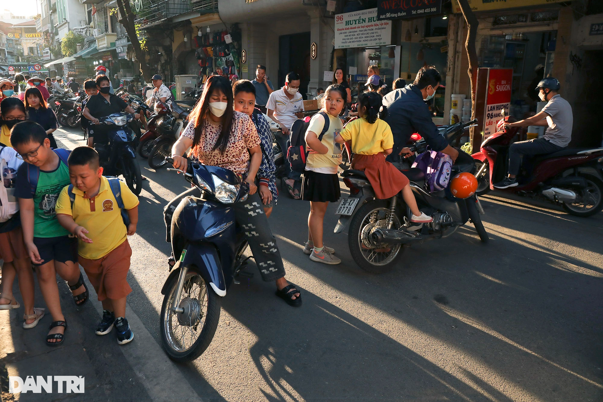 Nhịp sống sôi động của Hà Nội dưới nắng vàng cuối thu - 13 Nhịp sống sôi động của Hà Nội dưới nắng vàng cuối thu - 13