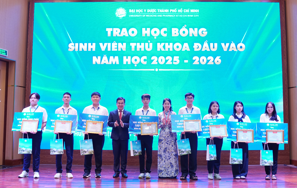 Các trường đại học, cao đẳng đồng loạt tổ chức khai giảng năm học mới - 2 Các trường đại học, cao đẳng đồng loạt tổ chức khai giảng năm học mới - 2