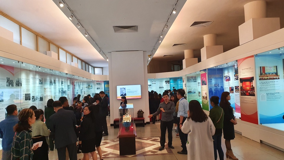 Trưng bày chuyên đề Tự hào 90 năm Đảng Cộng sản Việt Nam - một chặng đường vẻ vang - 3 Trưng bày chuyên đề Tự hào 90 năm Đảng Cộng sản Việt Nam - một chặng đường vẻ vang - 3