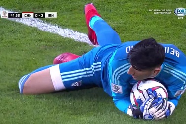 Thủ thành Beiranvand chặ đứng đợt tấn công của Trung Quốc