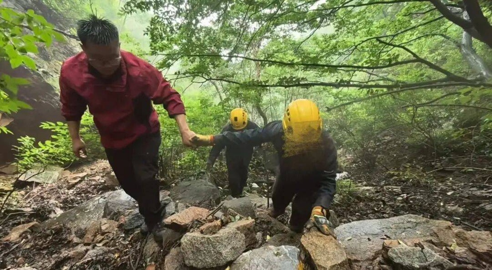Lạc 35 giờ trên núi: Nghe thấy cứu hộ gọi, không dám trả lời vì kiêng kỵ - 4