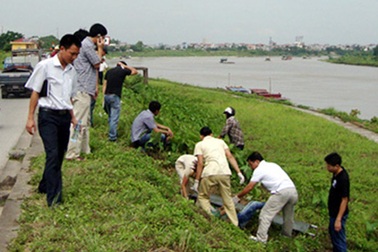 Hà Nội: Siết cổ vợ tới chết, vứt xác ra bờ đê