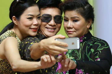 NSND Thanh Hoa nhí nhảnh chụp ảnh cùng Quang Linh, Mỹ Lệ