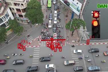 87 xe gắn máy, ôtô vượt đèn đỏ trong chưa đầy 2 phút tại một ngã tư Hà Nội