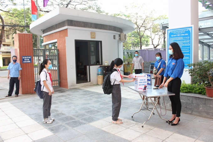 Hà Nội, học sinh háo hức trở lại trường sau thời gian nghỉ Tết - Ảnh 1. Hà Nội, học sinh háo hức trở lại trường sau thời gian nghỉ Tết - Ảnh 1.