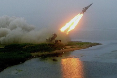 Nga: Mảnh vỡ tên lửa đẩy gây hỏa hoạn làm 1 người chết