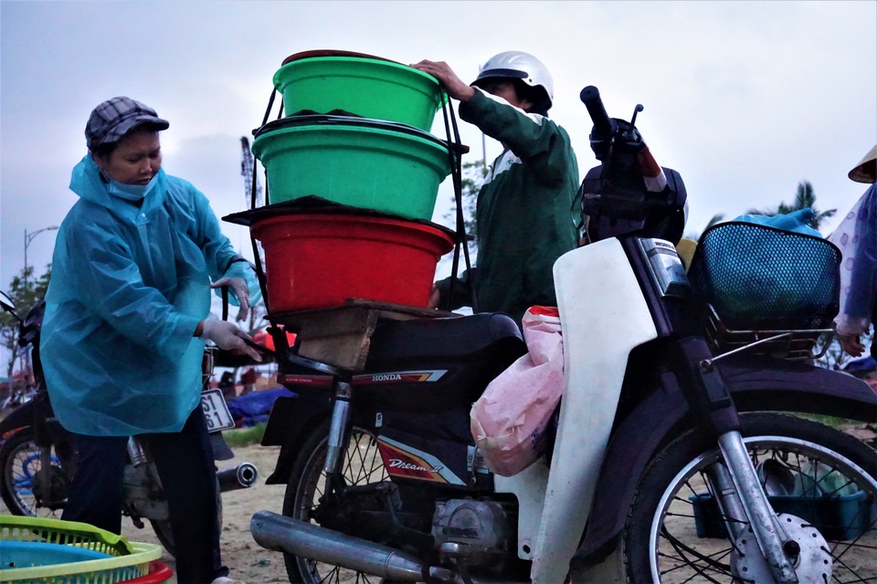 Nhọc nhằn mưu sinh trên bãi biển Đà Nẵng khi tảng sáng - 8 Nhọc nhằn mưu sinh trên bãi biển Đà Nẵng khi tảng sáng - 8