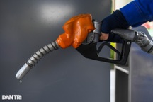 Giá xăng tăng sốc, ai phải hứng chịu đầu tiên?