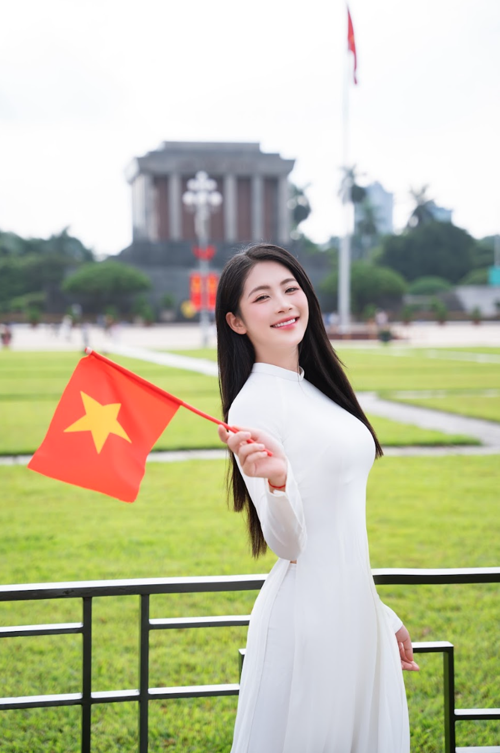 Người đẹp dân tộc Tày khoe dáng thướt tha trong tà áo dài trắng - 8 Người đẹp dân tộc Tày khoe dáng thướt tha trong tà áo dài trắng - 8