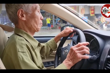 Cụ ông 83 tuổi lái ô tô bon bon trên đường, luật cho phép hay không?