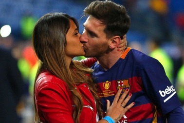 Xúc động với một thập kỉ yêu đương gắn bó của vợ chồng Messi