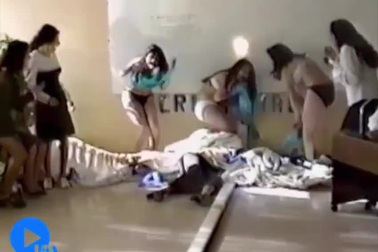 Những tai nạn hài hước khi đang trình diễn thời trang