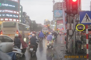 Người đi đường phải dùng “ống nhòm” nhìn biển báo giao thông