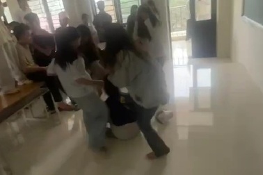 Nữ sinh lớp 10 bị bạn cùng lớp đánh nhập viện