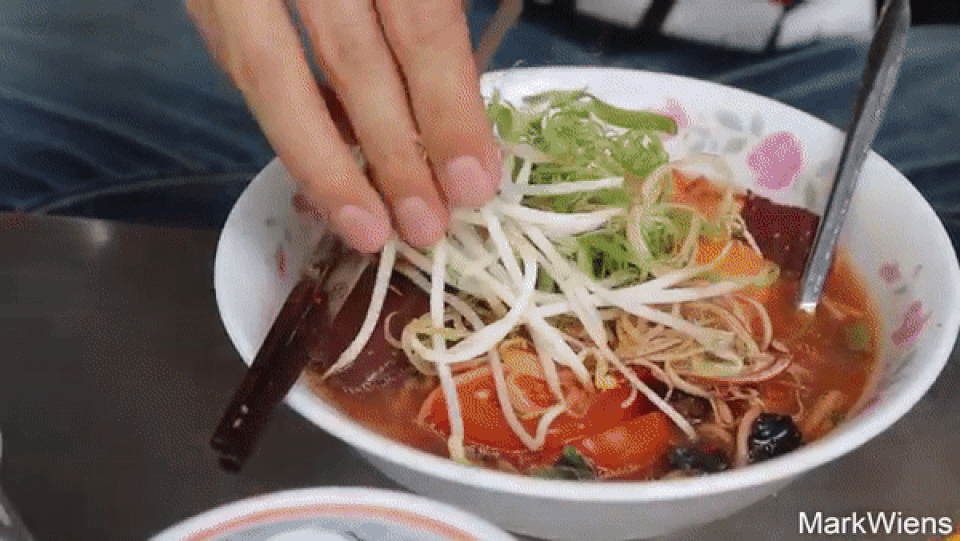 Khách nước ngoài khen hết lời khi thưởng thức bún riêu vỉa hè ở Việt Nam - 3 Khách nước ngoài khen hết lời khi thưởng thức bún riêu vỉa hè ở Việt Nam - 3