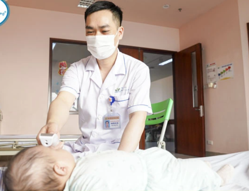 Bé gái 3 tháng tuổi bị nhỏ nhầm axit vào miệng - 1 Bé gái 3 tháng tuổi bị nhỏ nhầm axit vào miệng - 1