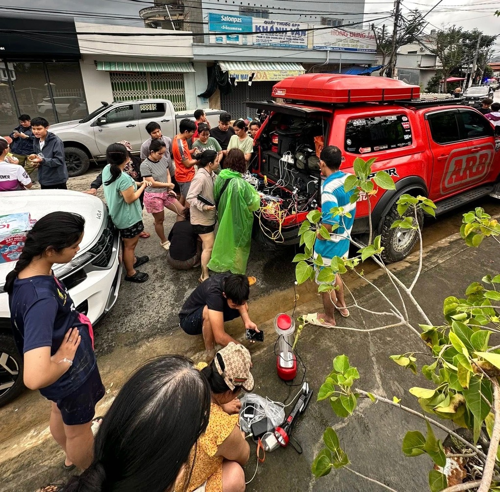 Người đàn ông lái xe từ TPHCM ra Khánh Hoà cho bà con vùng lũ sạc nhờ điện - 1 Người đàn ông lái xe từ TPHCM ra Khánh Hoà cho bà con vùng lũ sạc nhờ điện - 1