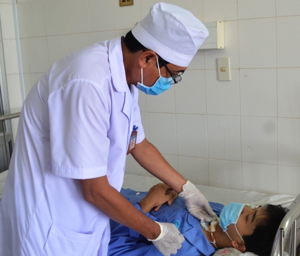 Nam sinh bị vướng dây vào cổ, đứt khí quản khi đang đi trên đường - 1 Nam sinh bị vướng dây vào cổ, đứt khí quản khi đang đi trên đường - 1