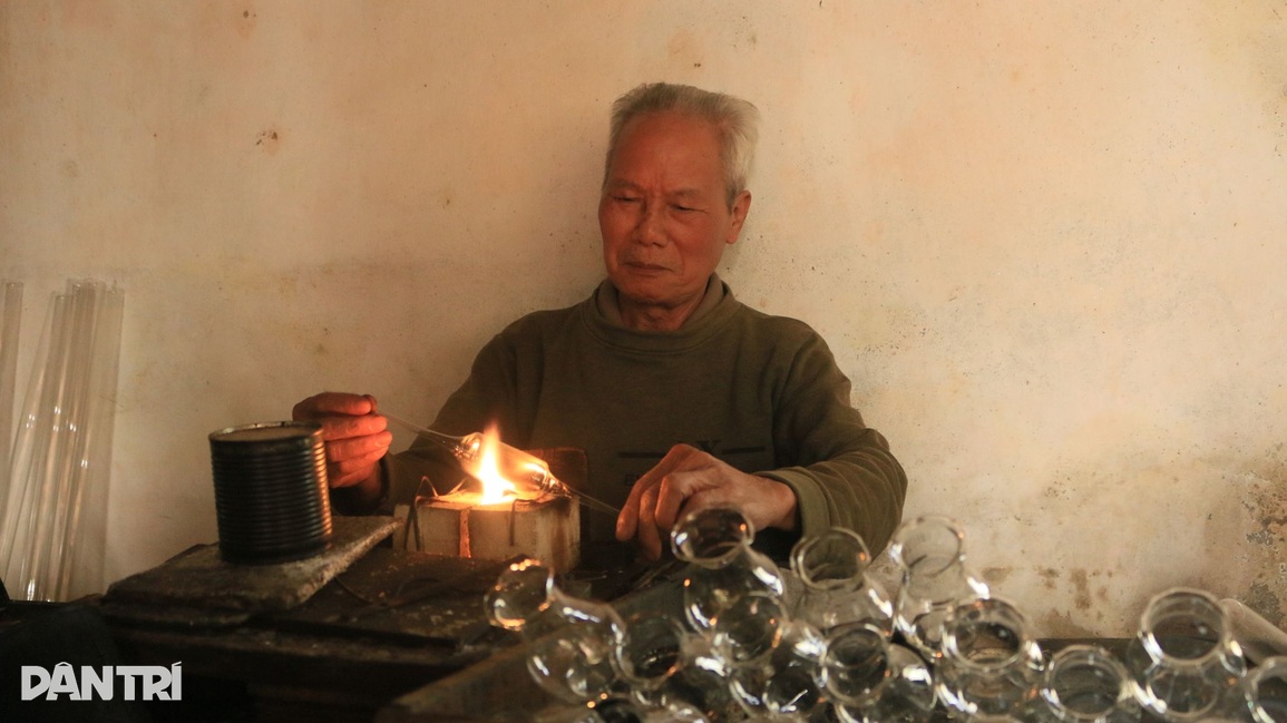 Những người cuối cùng làm nghề thổi ống tiêm philatop - 4 Những người cuối cùng làm nghề thổi ống tiêm philatop - 4