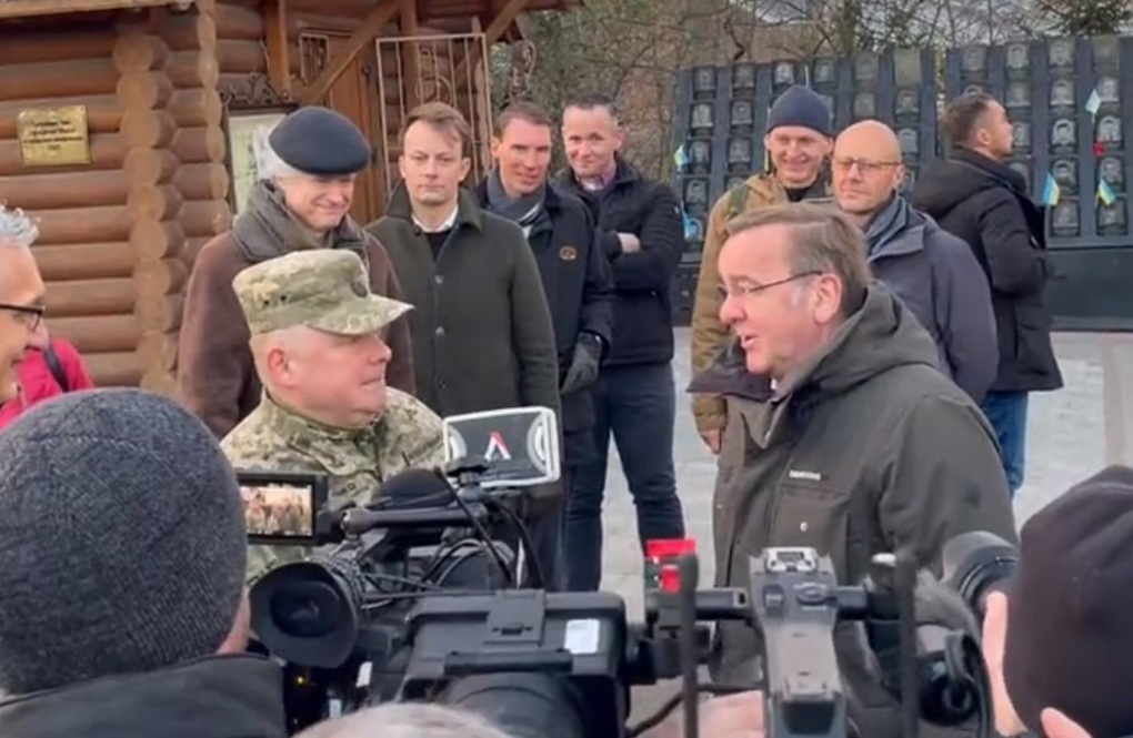 Bộ trưởng Quốc phòng Đức bất ngờ thăm Ukraine - 1 Bộ trưởng Quốc phòng Đức bất ngờ thăm Ukraine - 1