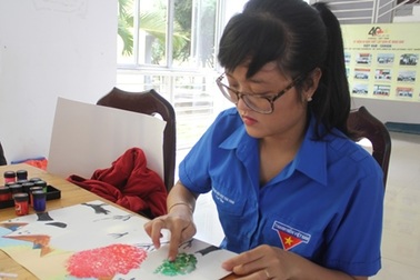 Độc đáo nữ sinh vẽ tranh bằng... đầu ngón tay