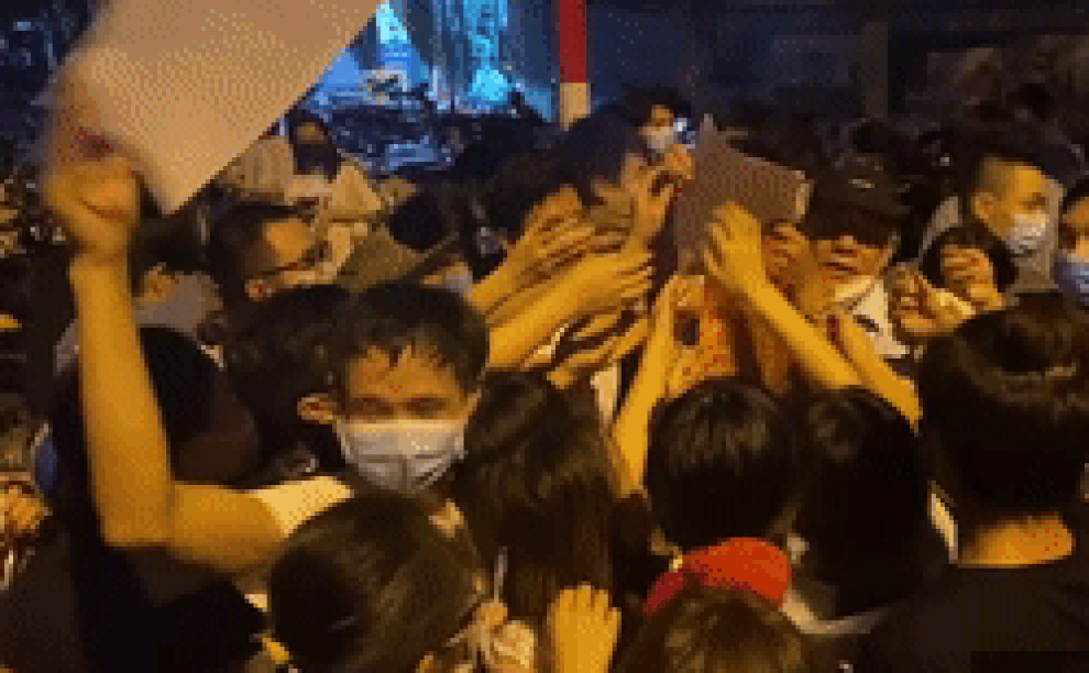 Vụ chen lấn tiêm vắc xin ở Hà Nội: Bí thư, Chủ tịch phường rút kinh nghiệm - 1 Vụ chen lấn tiêm vắc xin ở Hà Nội: Bí thư, Chủ tịch phường rút kinh nghiệm - 1